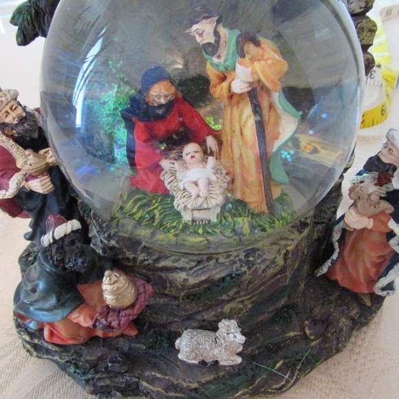 Nativity Musical Water Globe - Picture 9 of 9